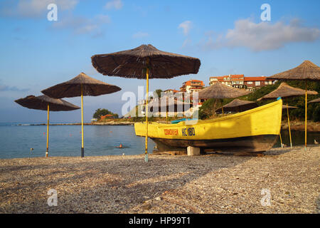 Nessebar, Bulgarie - 05 septembre 2014 : des parasols de paille et de sauvetage bateau sur une plage de galets. Station balnéaire et ancienne vieille ville Nessebar en Bulgar Banque D'Images