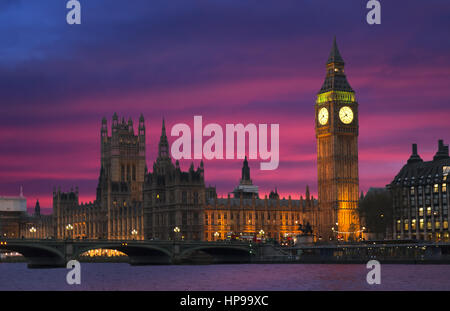 Le très célèbre icône londres de palais du Parlement et Big Ben bell tower au crépuscule lors d'un magnifique coucher de soleil et illuminé Banque D'Images