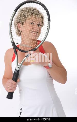 Parution du modèle - Welness , Tennisspielerin, 40 +, h ?lt Tennisschl ?ger Gesicht vor - tennis player Banque D'Images