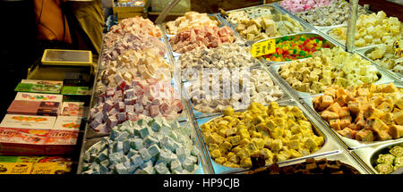 Istanbul, Turquie - 03 octobre, 2015 : grand assortiment de bonbons turc Lokum, et des bonbons dans un marché d'Istanbul Banque D'Images