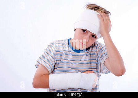 Junge, 11, Armgips Kopfverband und mit - garçon au bras dans le plâtre et bandage sur la tête Banque D'Images