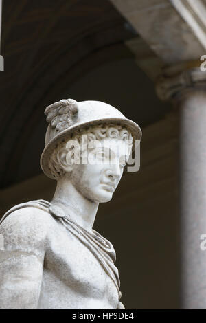 Vatican, Italie - 31 octobre 2015 : Hermes Hermès Ingenui porte ses attributs ordinaires : kerykeion (ou du personnel de l'Herald), kithara, petasus (chapeau rond), tra Banque D'Images