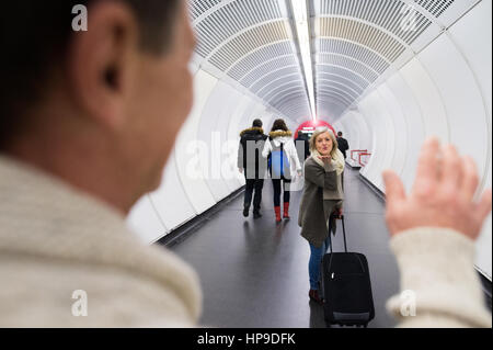 Couple dans le couloir du métro de dire au revoir Banque D'Images