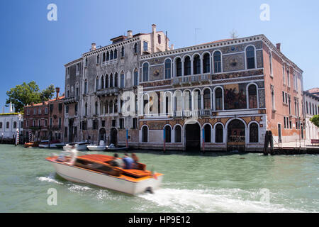 Palais médiéval (palais) sur le Grand Canal à Venise avec bateau-taxi en face Banque D'Images