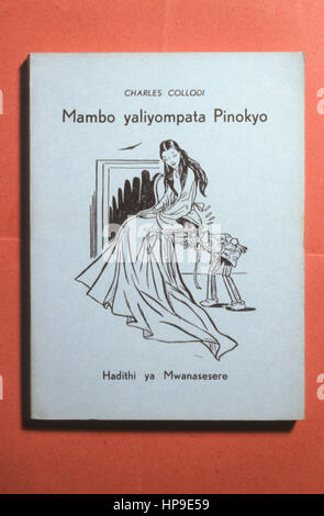 Les aventures de Pinocchio de Carlo Collodi en Swahili,Tanzanie 1957 Banque D'Images