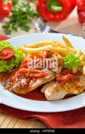 Sex Escalope de dinde avec sauce au poivre rouge (soi-disant "Zigeunerschnitzel) et frites Banque D'Images