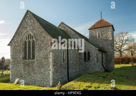 Journée d'hiver ensoleillée à l'église St Mary à Clapham village, West Sussex, Angleterre. Le Parc National des South Downs. Banque D'Images