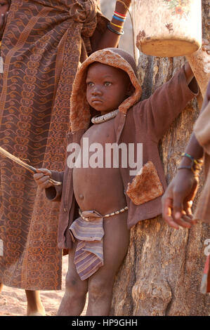 KAOKOVELD, NAMIBIE - OKT 13, 2016 : garçon Himba non identifiés dans un petit village. L'enfant contribue à protéger les vaches. Banque D'Images