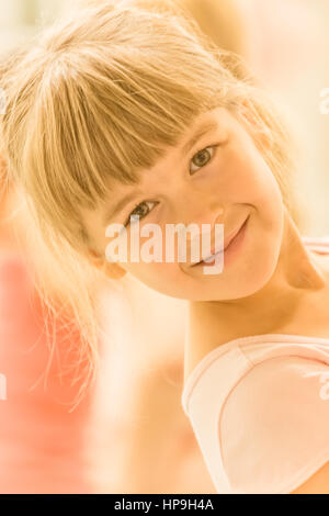 Portrait of smiling fillette de six ans danseuse de ballet dans un studio de danse Banque D'Images