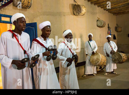 Merzouga, Maroc. Musiciens Gnaoua avec Krakeb et tambours. Banque D'Images