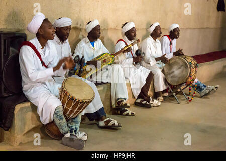 Merzouga, Maroc. Des musiciens Gnaoua, tambour, Krakeb et Gimbrie. Banque D'Images