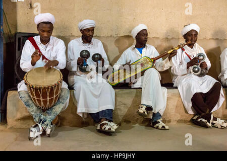 Merzouga, Maroc. Des musiciens Gnaoua, tambour, Krakeb et Gimbrie. Banque D'Images