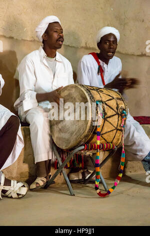 Merzouga, Maroc. Des musiciens Gnaoua et tambour battant. Banque D'Images