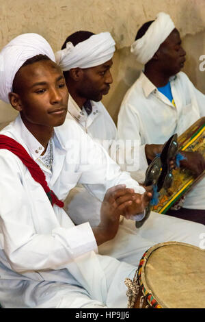 Merzouga, Maroc. Des musiciens Gnaoua, tambour, Krakeb et Gimbrie. Banque D'Images