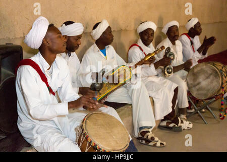 Merzouga, Maroc. Des musiciens Gnaoua, tambour, Krakeb et Gimbrie. Banque D'Images