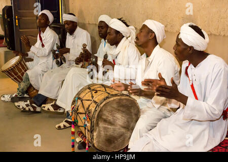 Merzouga, Maroc. Musiciens Gnaoua. Banque D'Images