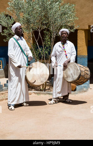 Merzouga, Maroc. Musiciens Gnaoua à jouer de la batterie. Banque D'Images