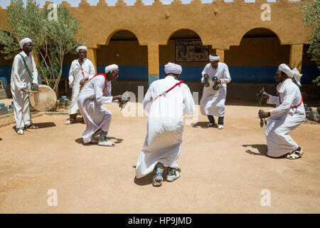 Merzouga, Maroc. Musiciens Gnaoua du chant et de la danse traditionnelle avec Krakeb et tambours. Banque D'Images