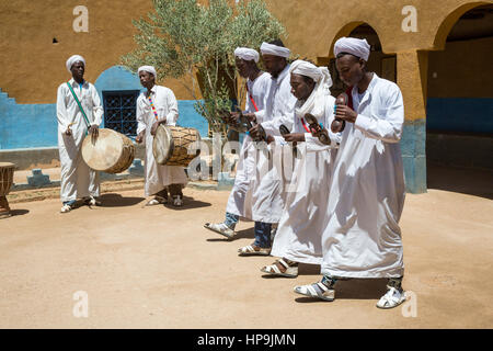 Merzouga, Maroc. Des musiciens Gnaoua Krakeb et tambours, chants et danses traditionnels de la scène. Banque D'Images