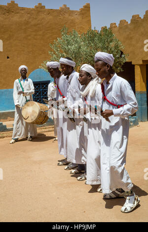 Merzouga, Maroc. Musiciens Gnaoua du chant et de la danse traditionnelle avec Krakeb et tambours. Banque D'Images