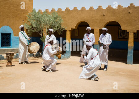 Merzouga, Maroc. Musiciens Gnaoua du chant et de la danse traditionnelle avec Krakeb et tambours. Banque D'Images