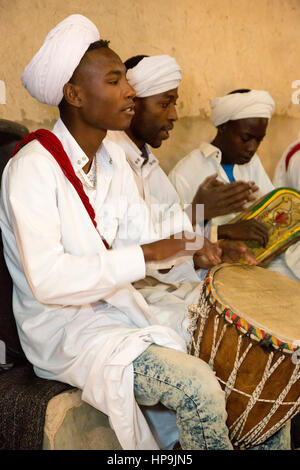 Merzouga, Maroc. Musiciens Gnaoua. Banque D'Images