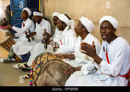 Merzouga, Maroc. Musiciens Gnaoua. Banque D'Images