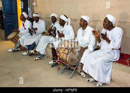 Merzouga, Maroc. Musiciens Gnaoua. Banque D'Images