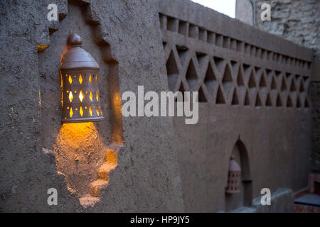 Merzouga, Maroc. Hôtel Courtyard céramique couvrant plus de lumière. Banque D'Images