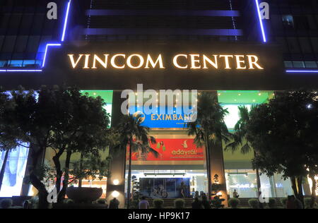 Personnes visitent le Centre Vincom department store à Ho Chi Minh Ville au Vietnam. Centre Vincom est un luxueux centre commercial au centre-ville de district 2 Banque D'Images