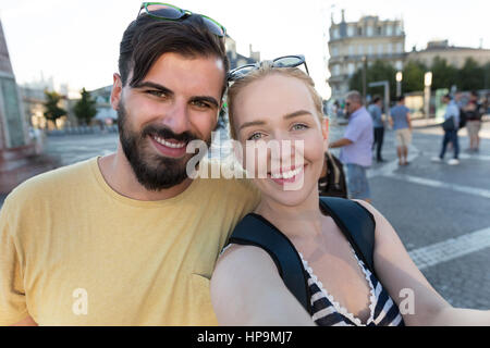 La Capture de moments lumineux. Jeune couple aimant faire joyeuse sur selfies caméra lors de standing outdoors Banque D'Images