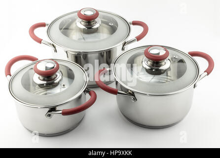 Des casseroles avec couvercles isolated on white Banque D'Images