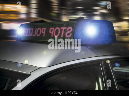 Aufforderung arrêter polizei auf polizeiauto Banque D'Images