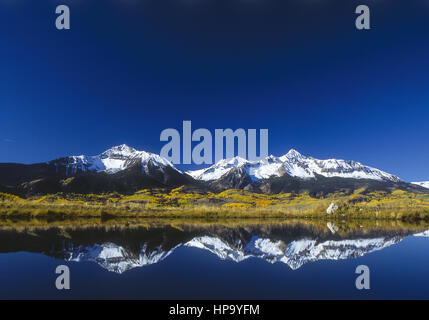 Schneebedeckte berge spiegeln sich in voir, Colorado, USA Banque D'Images