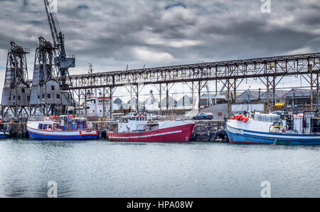 Des bateaux de pêche à Cape Town dock sur un jour nuageux Banque D'Images