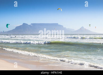 Kite surfeurs à Blouberg Beach, Cape Town, Afrique du Sud Banque D'Images