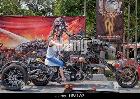 Femme posant pour des photographies chevauchant un rare et fortement modifiées tricycle moto à un festival de motards de la Thaïlande. Banque D'Images