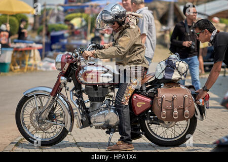 Royal Enfield. L'Asie masculine qui était autrefois une moto britannique Royal Enfield fabriquée en Inde. Thaïlande S. E. Asie. Banque D'Images