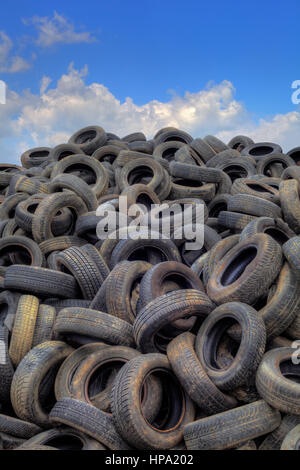 Pile de vieux pneus pour recyclage Banque D'Images
