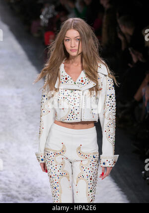 New York, NY USA - 10 Février 2017 : Gigi Hadid marche piste pour Jeremy Scott collection durant la Fashion Week de New York automne 2017 à Clarkson Square Banque D'Images