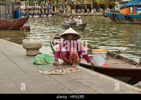 Vendeur de bateau le long de la rivière Thu Bon, Hoi An, Vietnam Banque D'Images
