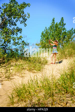 La femme est prise d'images en Sleeping Bear Dunes National Lakeshore, dans le nord du Michigan Banque D'Images