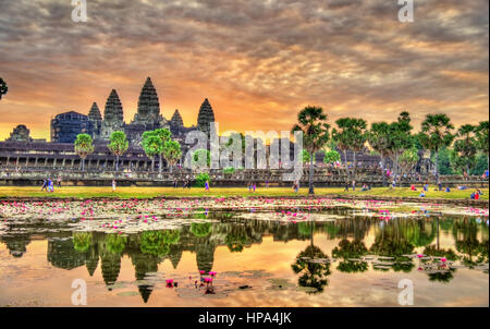 Lever du soleil sur Angkor Wat, un site classé au patrimoine mondial au Cambodge