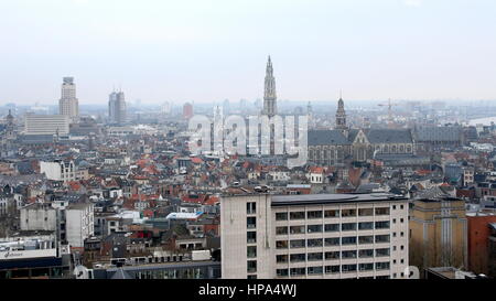 Skyline historique d'Anvers, Belgique vu de MAS la tour. Onze-Lieve-Vrouwekathedraal (Cathédrale de Notre-Dame), hiver 2017 Banque D'Images