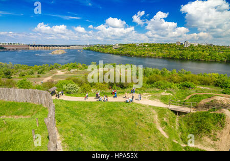 Vue de la rivière Dniepr et barrage Dneproges de Cosaques en bois 'forteresse' sur Khortystia Zaporozka Zweigniederlassungen island au printemps, Zaporozhye, Ukraine Banque D'Images