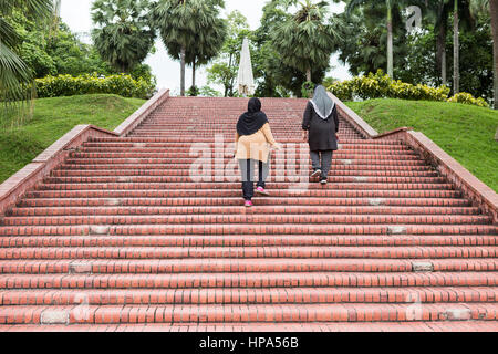 Deux femmes musulmanes monter les escaliers pour faire de l'exercice dans un parc à Kuala Lumpur, Malaisie. Banque D'Images