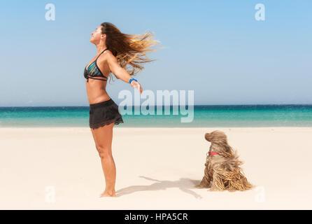 Femme et son chien sur une plage de sable. Tarifa, Costa de la Luz, Cadix, Andalousie, espagne. Banque D'Images