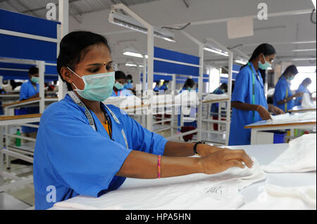 L'INDE Kolkata , commerce équitable , les unités textiles Vêtements assise une produit des vêtements pour l'exportation / indien du Tamil Nadu, Chennai, fairtrade , oekologischen Textilbetriebe und Herstellung von gehandelten juste Textilien bei assise Vêtements fuer den Export Banque D'Images