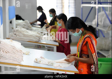 L'INDE Kolkata , commerce équitable , les unités textiles Vêtements assise une fabrique de vêtements Vêtements Vêtements Vêtements - Exportation Banque D'Images