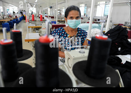 L'INDE Kolkata , commerce équitable , les unités textiles Vêtements assise une fabrique de vêtements Vêtements Vêtements Vêtements - Exportation Banque D'Images